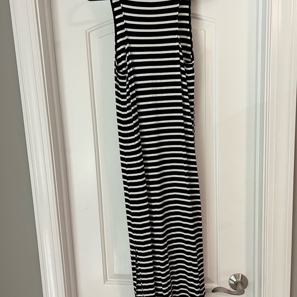 Black and white striped, bodycon sleeveless midi dress - Picture 6 of 8